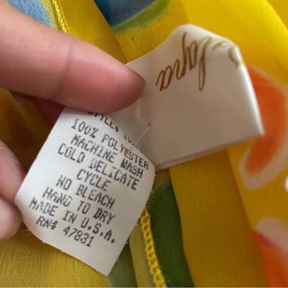 Yellow sarong with flowers - Picture 6 of 9